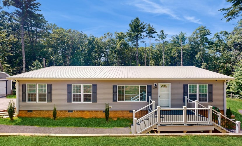 Updated kitchen, outdoor seating, drive to all the area waterfalls
