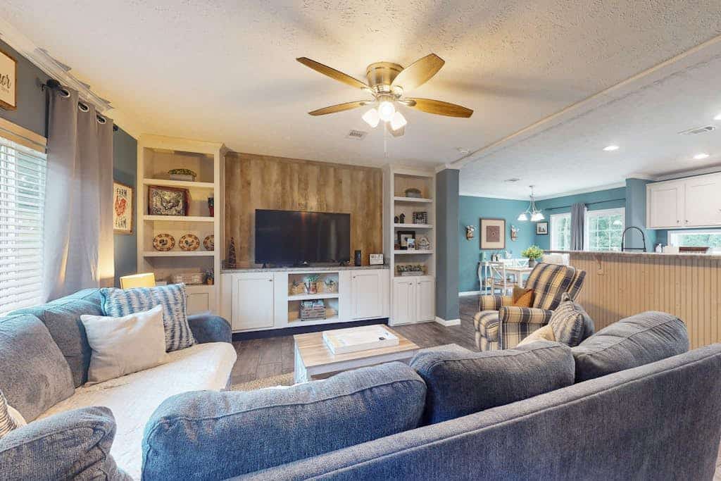 Updated kitchen, outdoor seating, drive to all the area waterfalls