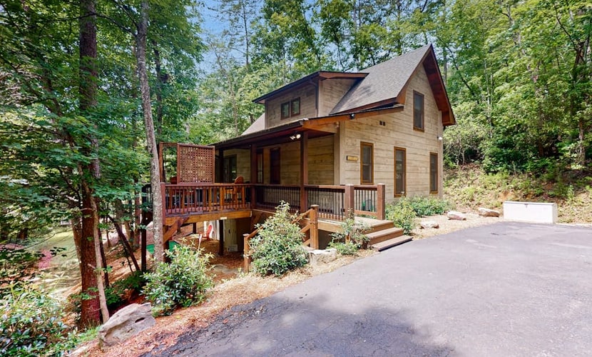 Beautiful cabin w/lake views, cozy-wood burning fireplace & Hot Tub