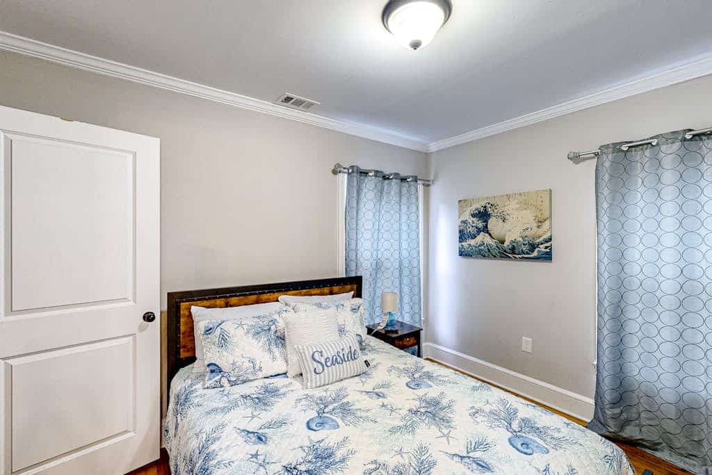 Renovated downtown house w/ enclosed backyard, deck, fireplace, central AC & W/D