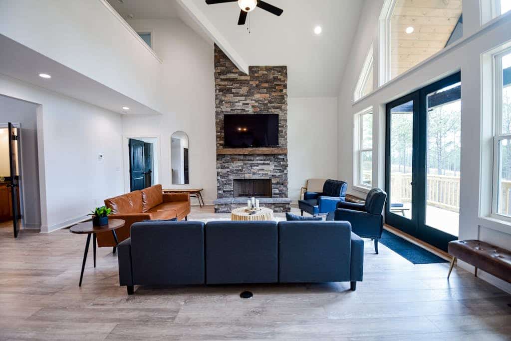 Modern mountain cabin with stunning views, & ample entertainment space