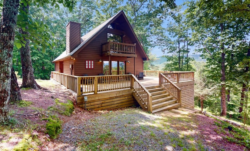 Charming dog-friendly house with hot tub and gas fireplace