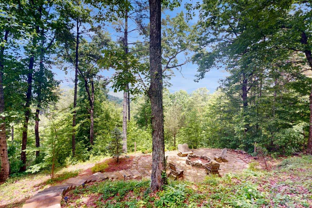Charming dog-friendly house with hot tub and gas fireplace