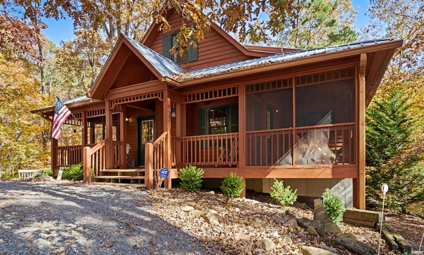 Dog-friendly cabin with hot tub, 2 fireplaces, game room. washer/dryer & AC