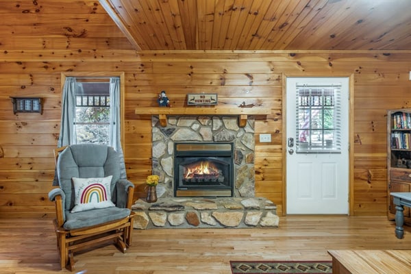 Dog-friendly cabin with hot tub, 2 fireplaces, game room. washer/dryer & AC