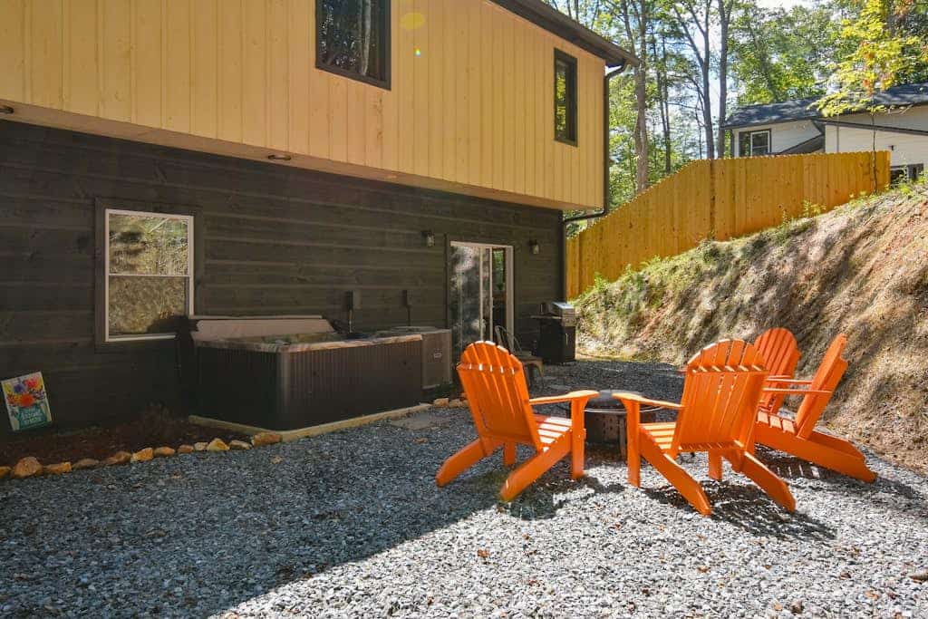 Dog-friendly cabin with private hot tub, game room, gym, heated pool, mini golf