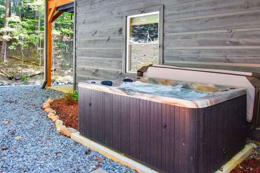 Dog-friendly cabin with private hot tub, game room, gym, heated pool, mini golf