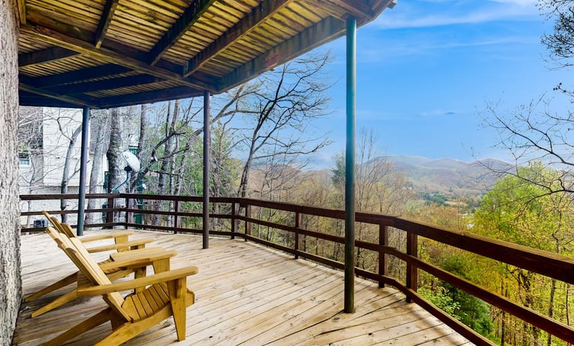 Snowbird-friendly cabin with amazing mountain views, porch & central AC