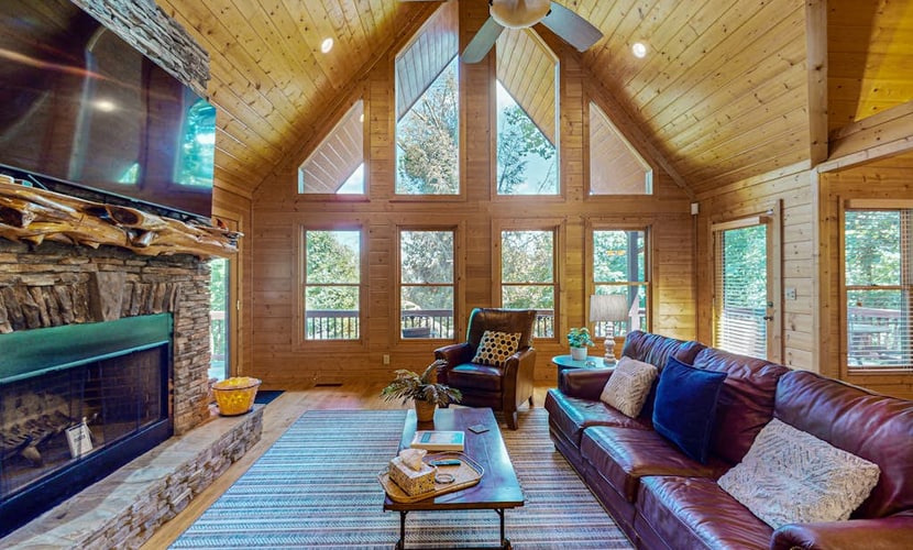 Serene house with fireplaces, wifi, hot tub + dog friendly