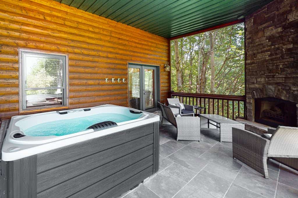 Serene house with fireplaces, wifi, hot tub + dog friendly