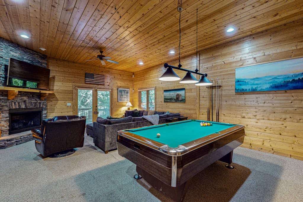 Serene house with fireplaces, wifi, hot tub + dog friendly