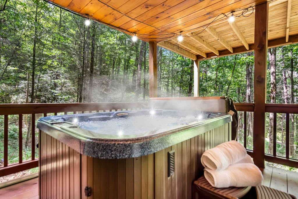 Charming Dog Friendly Mountain Cabin with Hot Tub, Firepit & Scenic Views