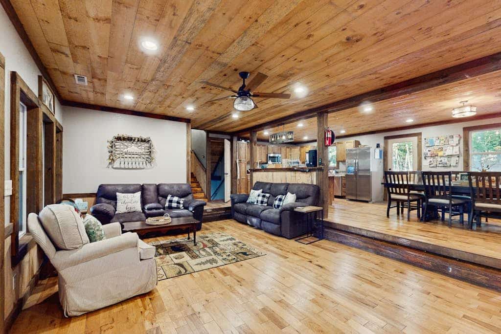 Dog-friendly cabin with hot tub, pool table, fire pit, card table & serene views