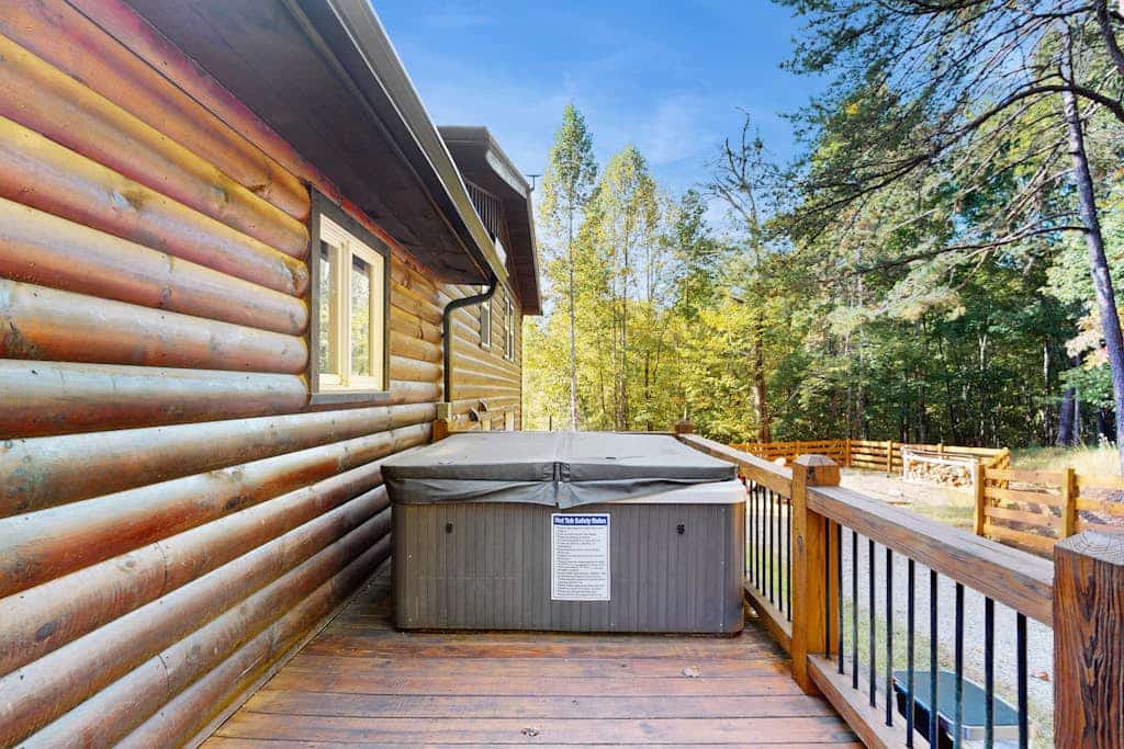 Dog-friendly cabin with hot tub, pool table, fire pit, card table & serene views