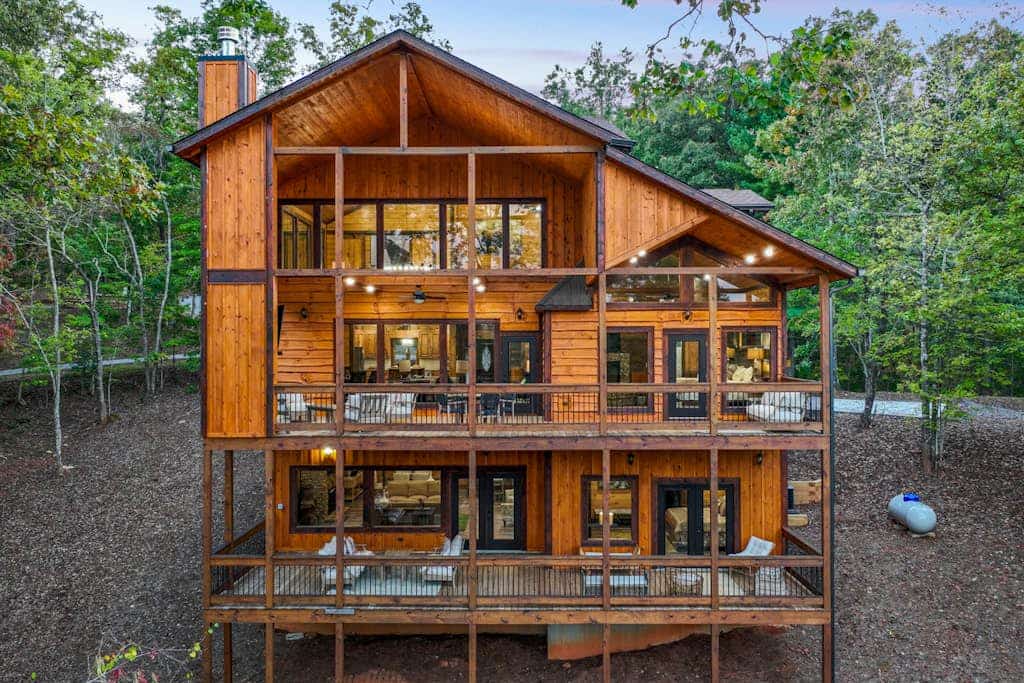 Breathtaking cabin with outdoor fireplace and hot tub located in Blue Ridge