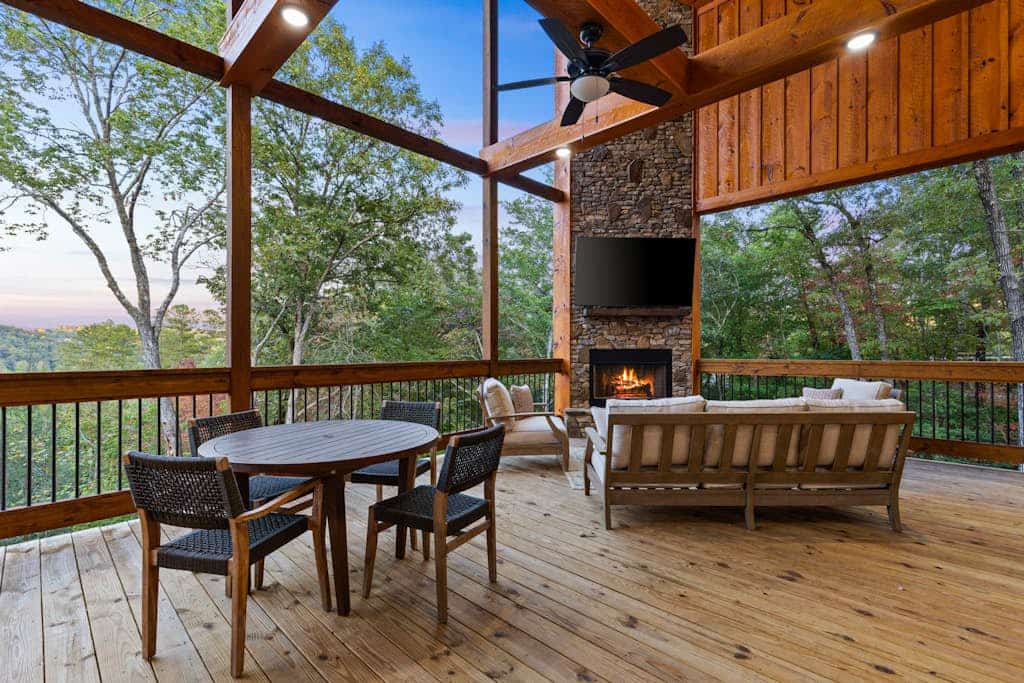 Breathtaking cabin with outdoor fireplace and hot tub located in Blue Ridge
