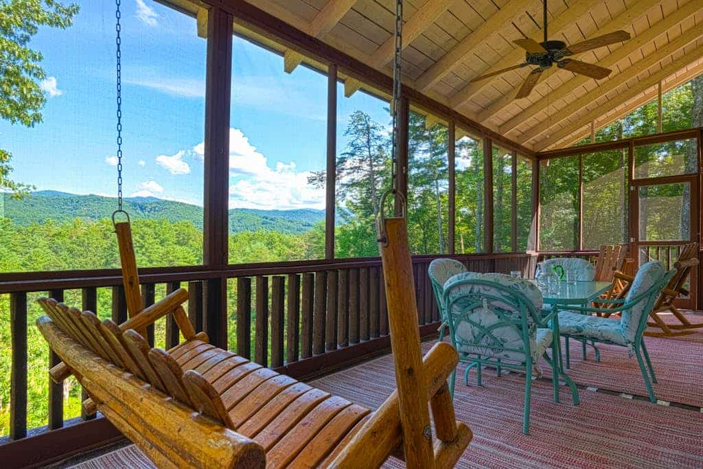 Spacious mountain retreat with stunning views and family-friendly amenities