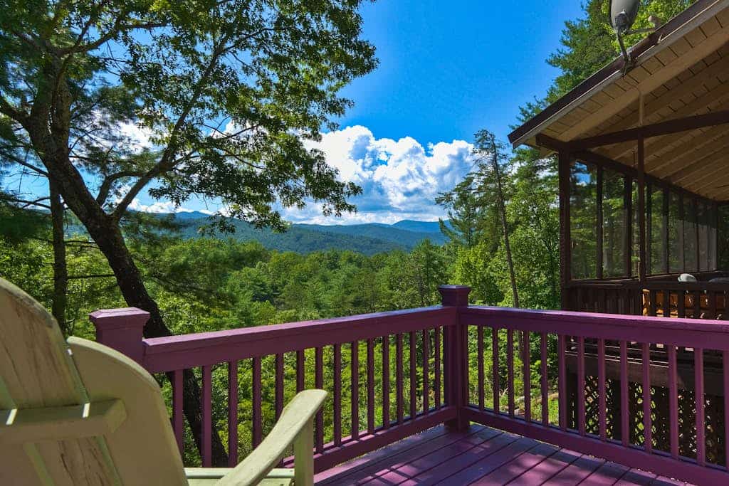 Spacious mountain retreat with stunning views and family-friendly amenities