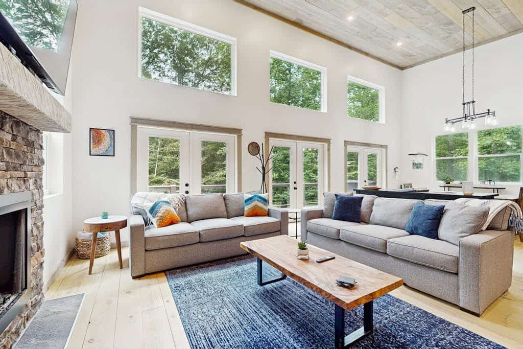 Secluded mountain cabin with ponds, hot tub & game room for family fun