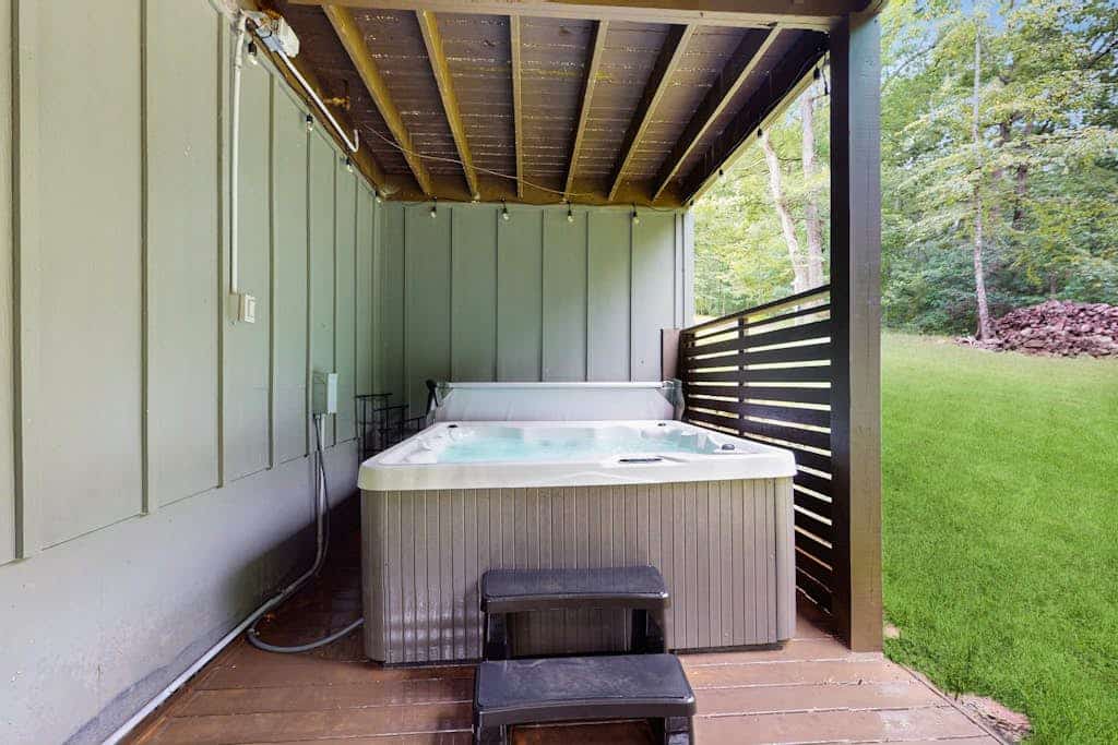 Secluded mountain cabin with ponds, hot tub & game room for family fun
