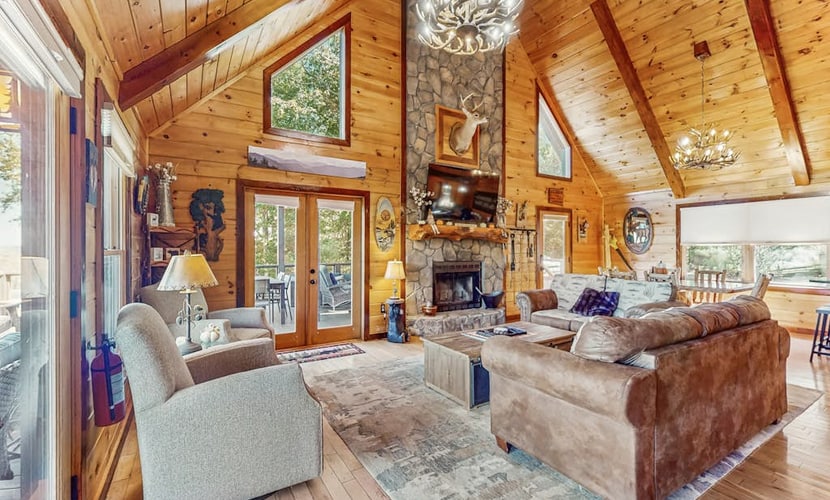 Tranquil mountain cabin with stunning views, hot tub & dog friendly