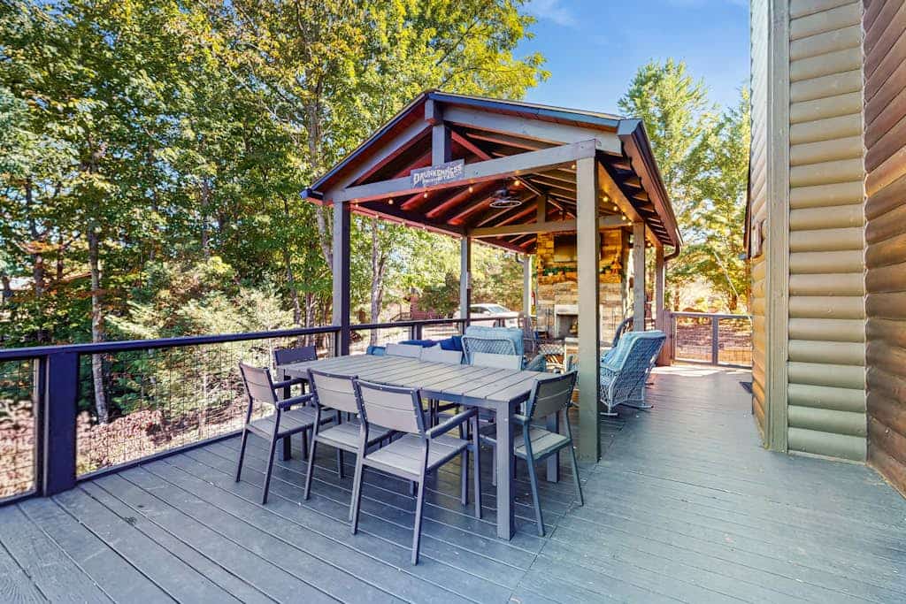 Tranquil mountain cabin with stunning views, hot tub & dog friendly