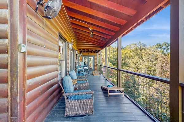 Tranquil mountain cabin with stunning views, hot tub & dog friendly