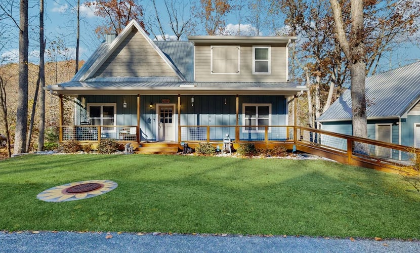 Peaceful home with wheelchair accessibility, outdoor deck, front porch & wifi