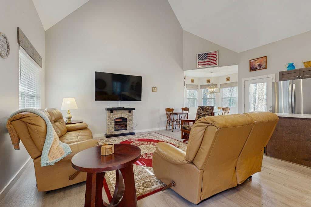 Peaceful home with wheelchair accessibility, outdoor deck, front porch & wifi