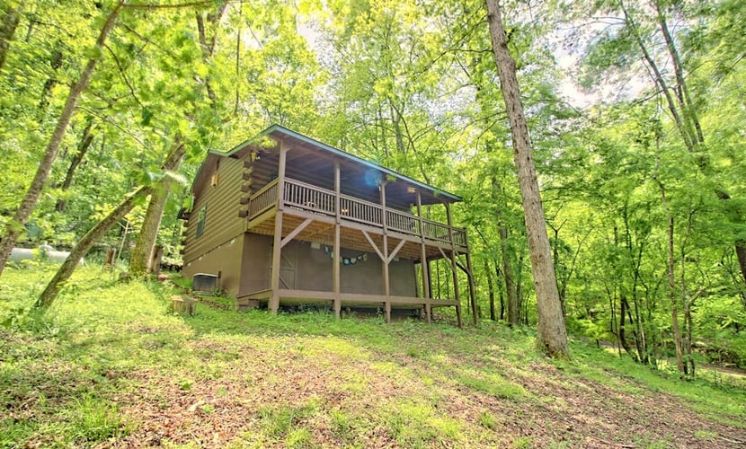 Inviting creek-side cabin with welcoming front porch, grill & W/D