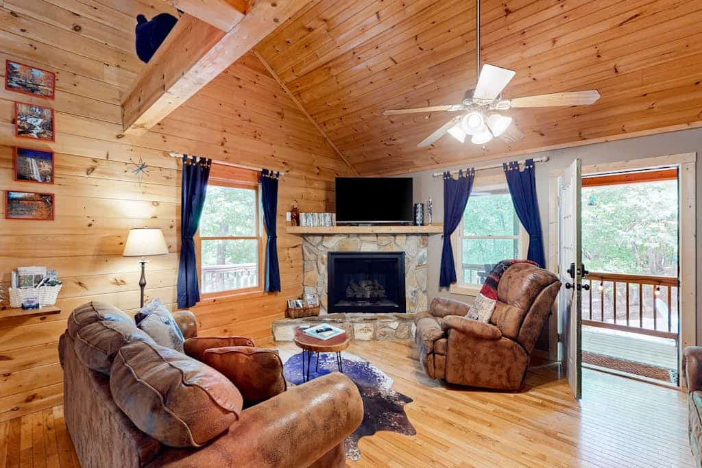 Dreamy wooded escape w/2 decks, resort access, WiFi, gas grills, hot tub/pool