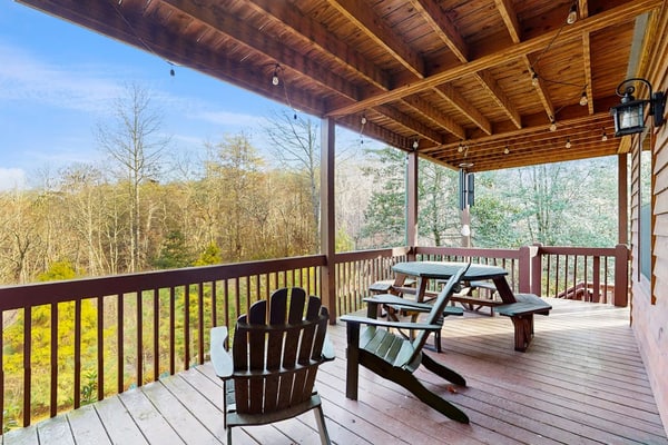 Secluded mountain cabin w/ multiple decks