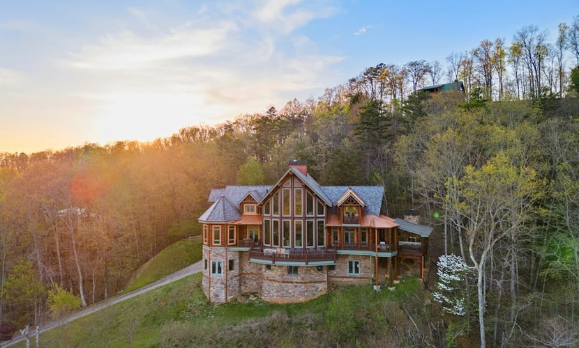 Beautiful Blue Ridge cabin with tri-state views, hot tub, & multiple decks