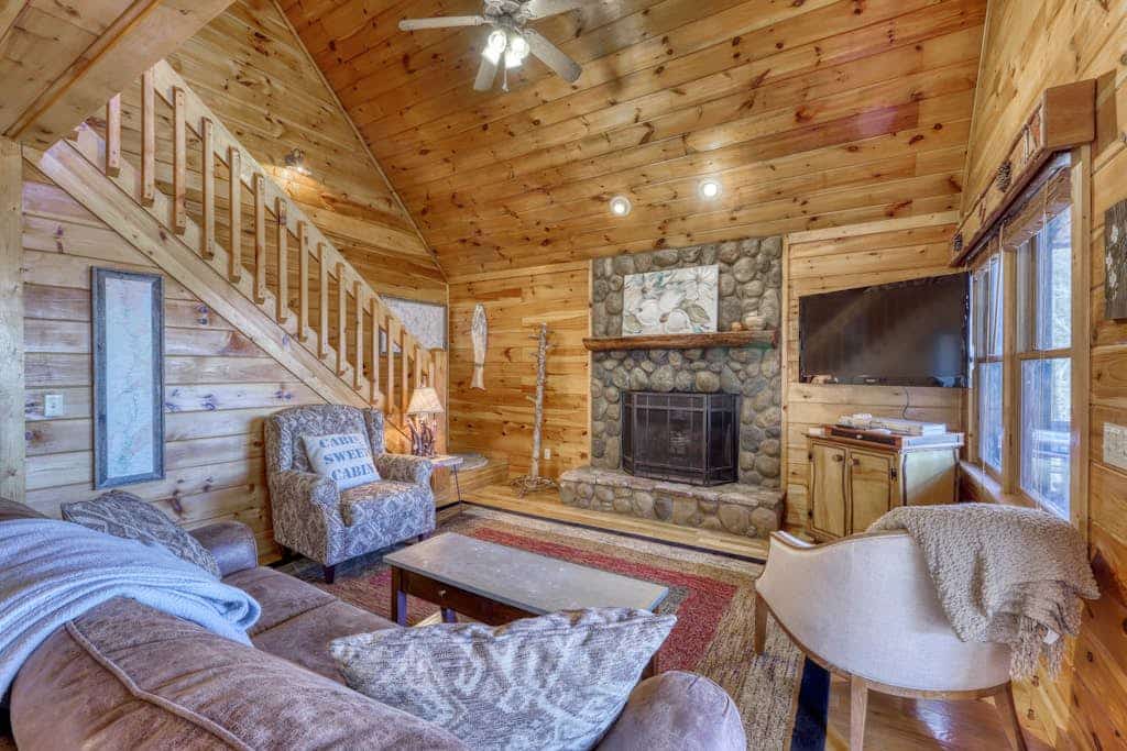 Spacious cabin with mountain views, private hot tub, & game room