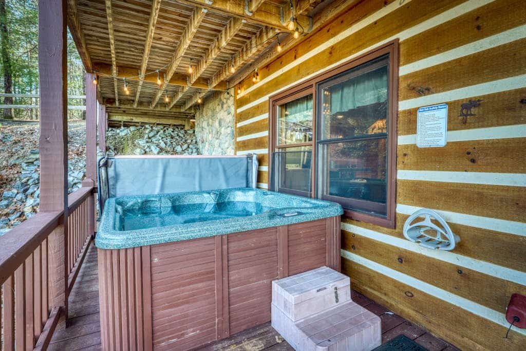 Spacious cabin with mountain views, private hot tub, & game room