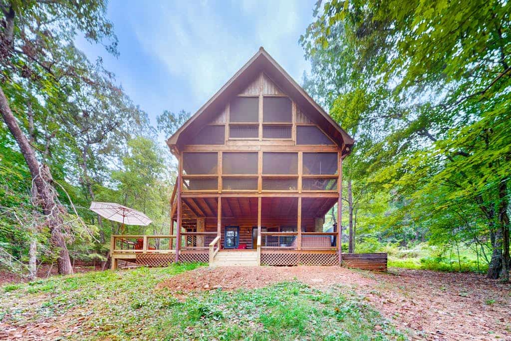 Wooded dog-friendly cabin with games, firepit, screened porch, & private hot tub