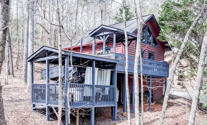 Peaceful, dog-friendly cabin with fireplace & decks - walk to downtown Helen
