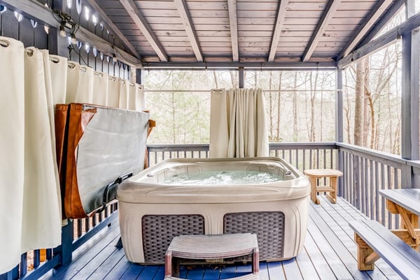 Peaceful, dog-friendly cabin with fireplace & decks - walk to downtown Helen