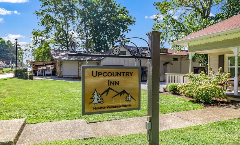 Downtown cottage suite with prime location, smart TV & AC - walk everywhere