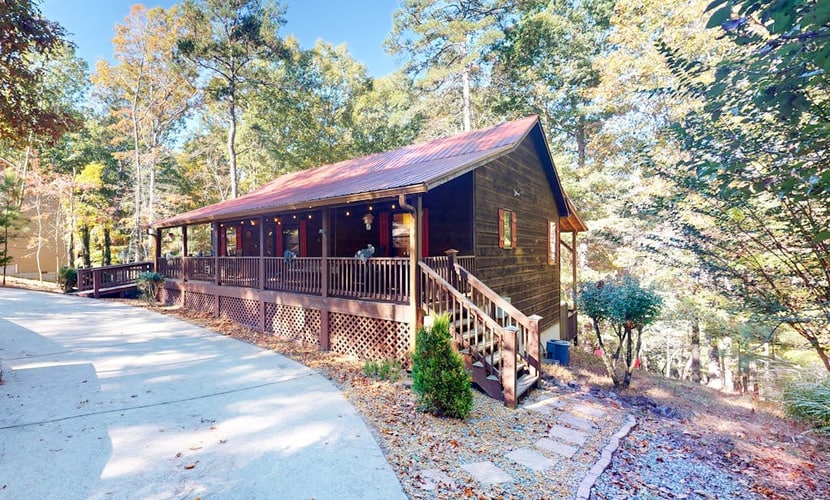 Dog friendly cabin with fire pit, hot tub, and community amenities