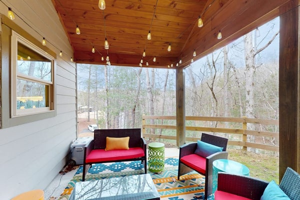 Charming cabin w/modern amenities, shared pool, & dog-friendly