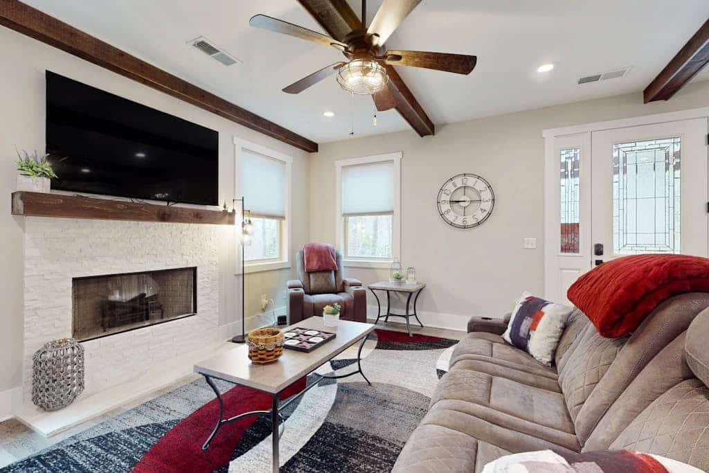Charming cabin w/modern amenities, shared pool, & dog-friendly