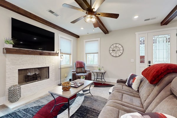 Charming cabin w/modern amenities, shared pool, & dog-friendly