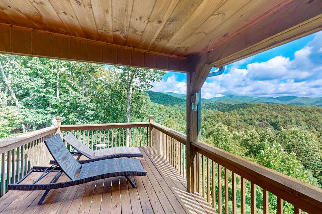 Charming cabin with stunning mountain views, wood-burning fireplace, and wifi