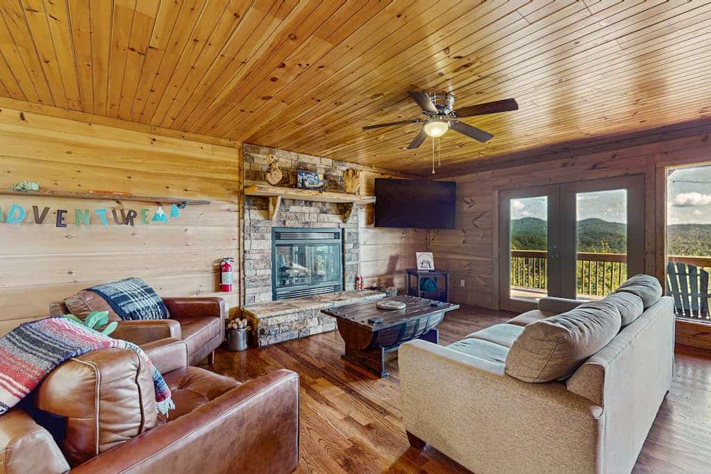 Charming cabin with stunning mountain views, wood-burning fireplace, and wifi