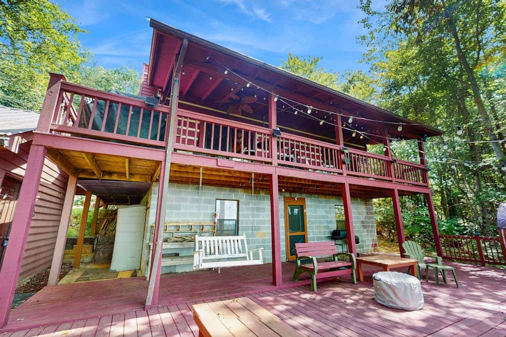 Cozy mountain cabin with sunset views, forest trails & fireplace charm