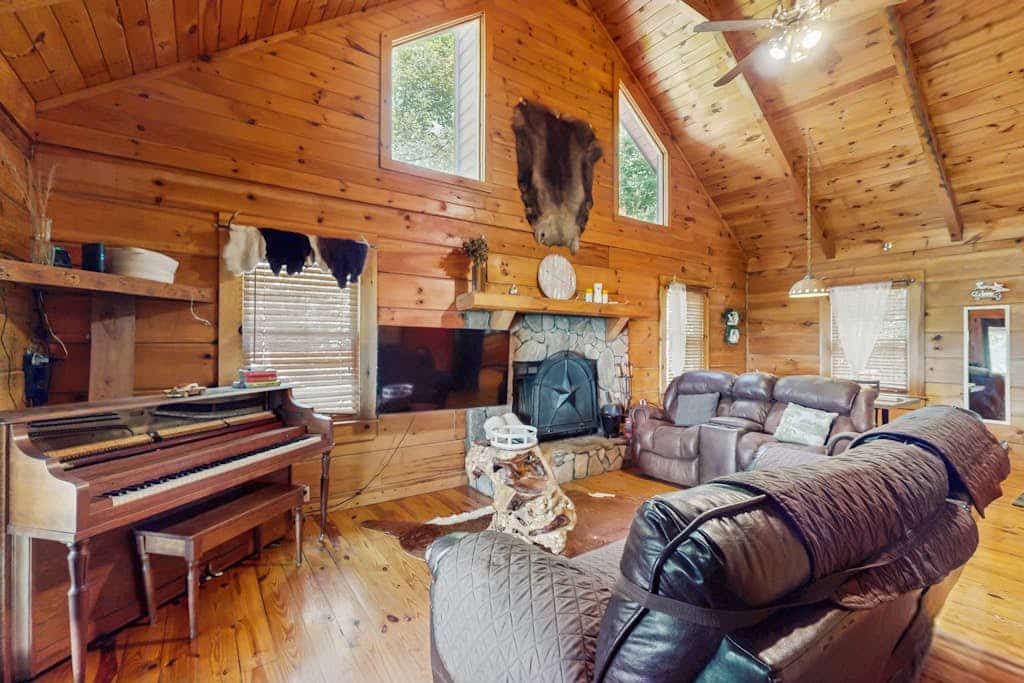 Cozy mountain cabin with sunset views, forest trails & fireplace charm