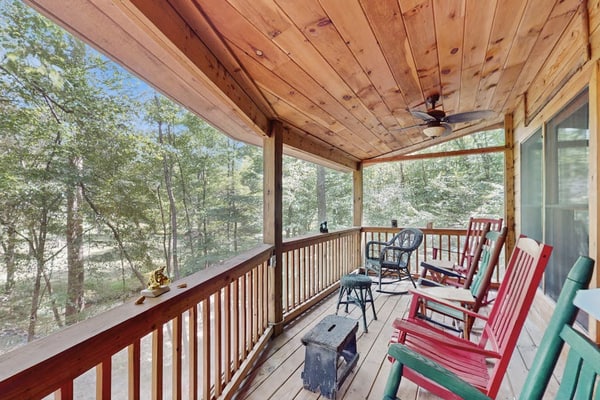 Charming rustic cabin with loft, fireplace, porch rockers & fire pit evenings
