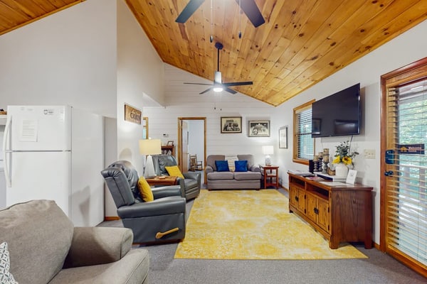 Secluded dog-friendly cabin on 3 gorgeous acres with a creek & firepit