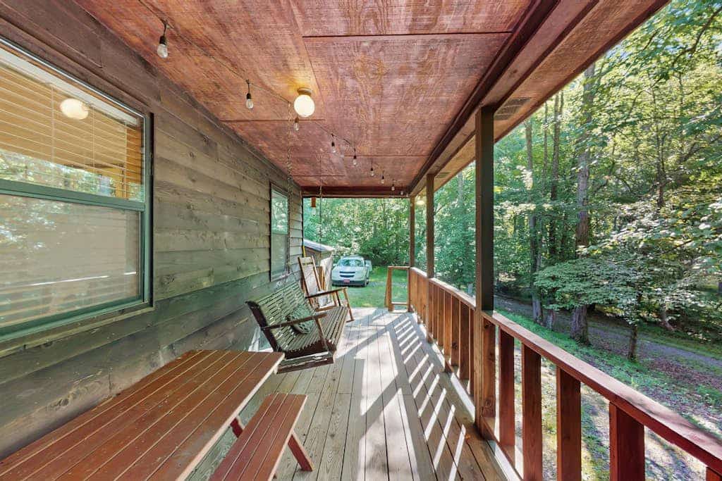 Secluded dog-friendly cabin on 3 gorgeous acres with a creek & firepit